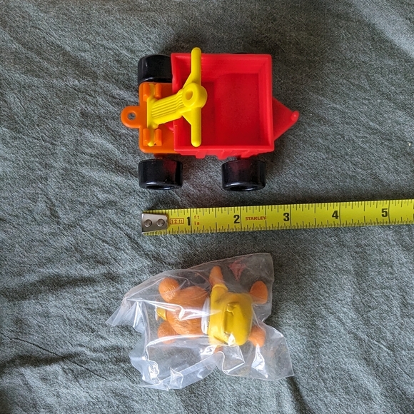 Muppet Babies Vintage Fozzie Bear 1990 McDonald's Toy Canada 90's Red Wagon Bag - Picture 11 of 12